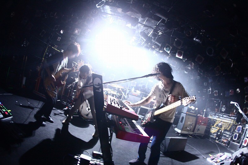 狭いステージの上で強力なパフォーマンスを展開したストレイテナーの4人。