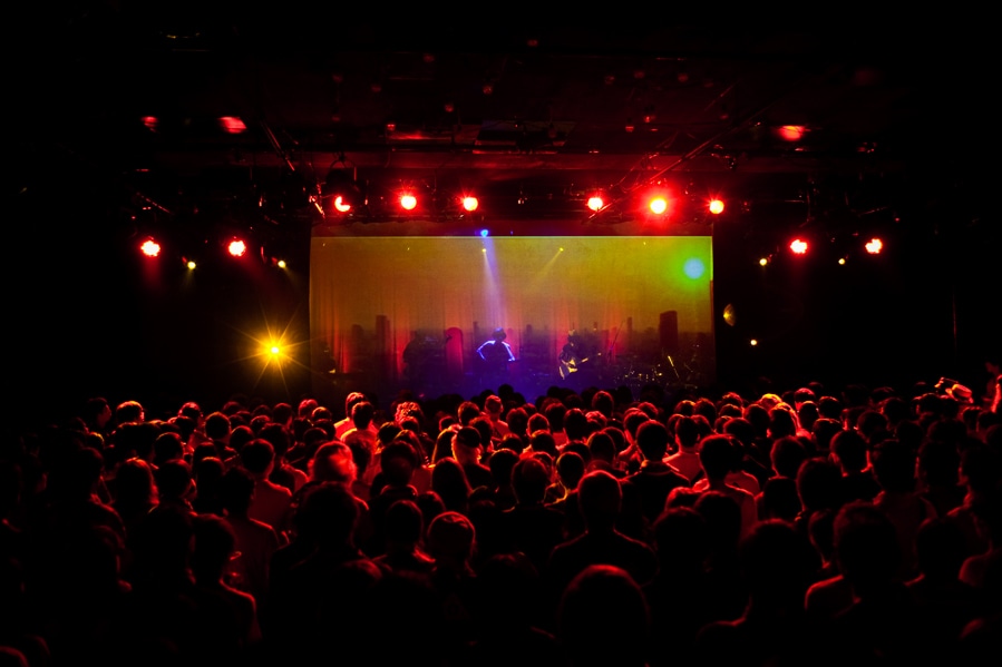 写真は9月19日の「amazarashi 1st LIVE『この街で生きている』」追加公演の様子。