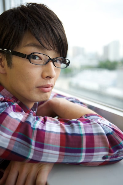 主人公・藤本幸世役を演じる森山未來。