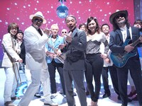 収録時の堺正章とクレイジーケンバンド。