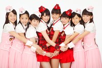 小数賀芙由香（右から2番目）参加のアーティスト写真。