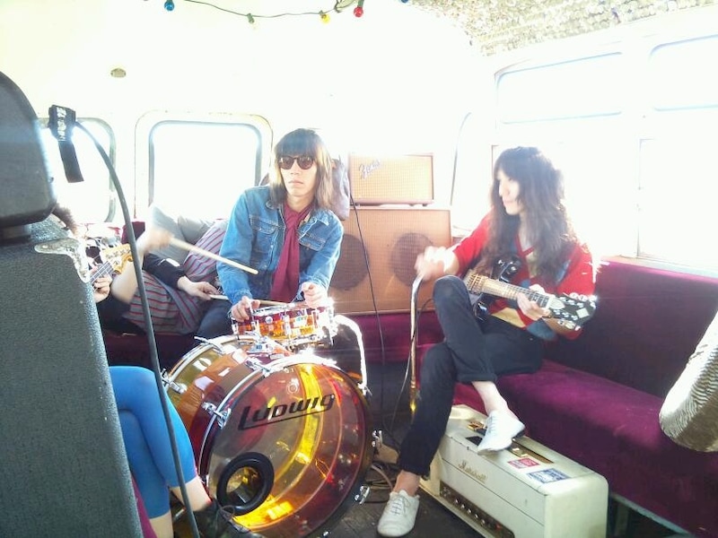 写真は「音楽と人」の表紙撮影風景。