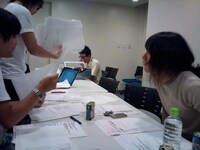 写真は先日志磨が出演したラジオ生放送時の風景。