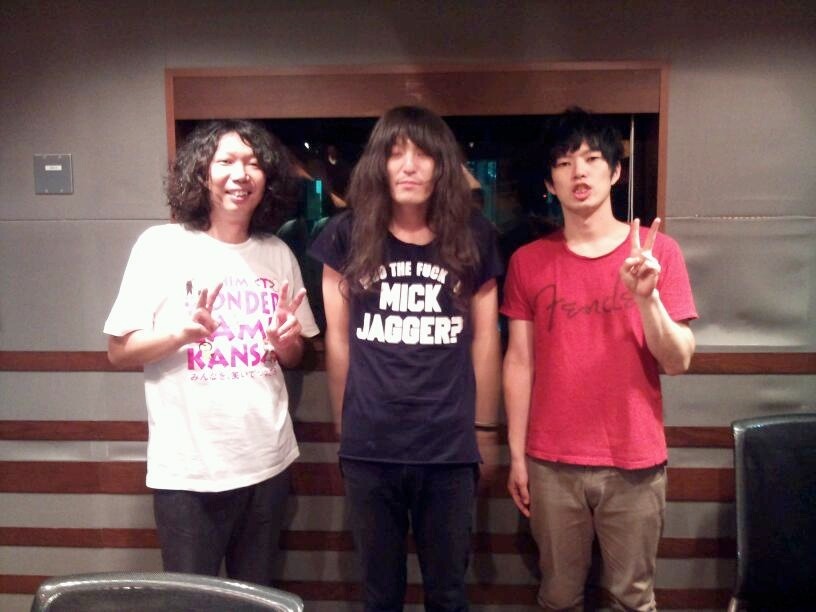 写真は先日志磨が出演したラジオ生放送のオフショット。