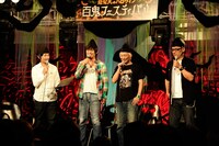 「ハロウィン」というイベントタイトルとの関連性を見いだせない衣装で登場した怒髪天の4人。（撮影：釘野孝宏）