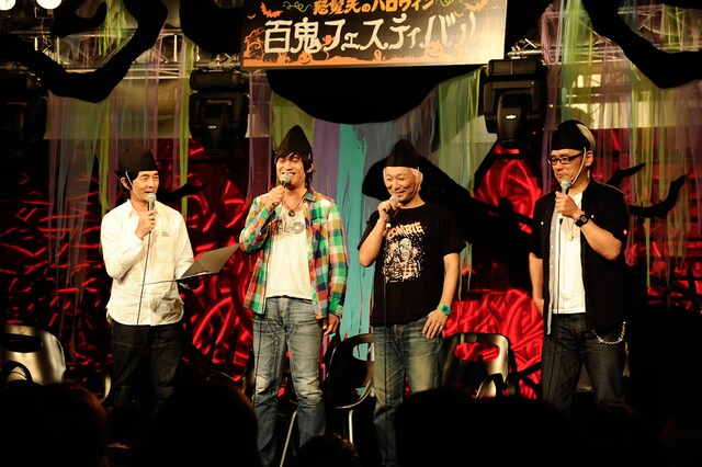 「ハロウィン」というイベントタイトルとの関連性を見いだせない衣装で登場した怒髪天の4人。（撮影：釘野孝宏）