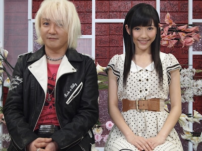 MC兼オープニングアクトを務める渡辺麻友（写真右）と浅倉大介（左）。