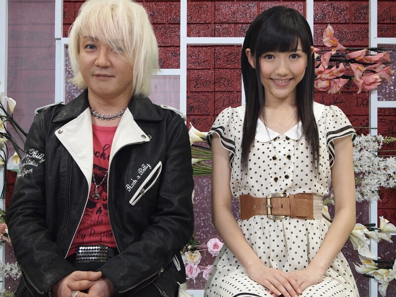 MC兼オープニングアクトを務める渡辺麻友（写真右）と浅倉大介（左）。