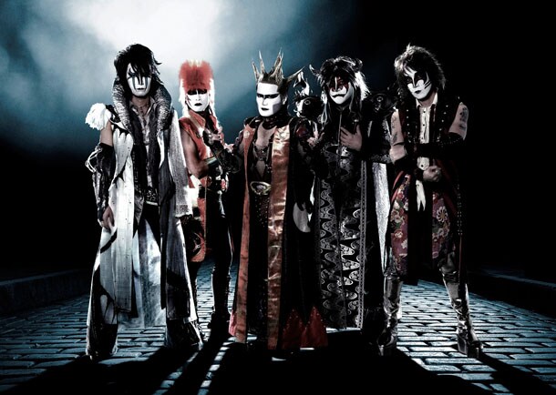 写真は聖飢魔II。中央がデーモン閣下。