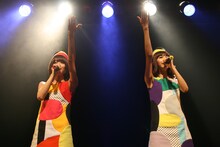 ライブ前半にはアルバム「バニラビーンズ II」にあわせて作られた最新の“私服”を披露したレナ（写真左）＆リサ（右）。