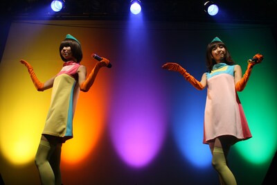 ライブ後半には初期の“私服”で登場。