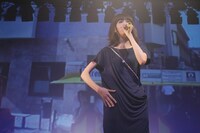 リサの“ステージ衣装”は「Men's non-no」取材時に着用した白いワンピースの色違い。「伊勢丹で買いました」とのこと。