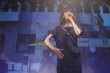 リサの“ステージ衣装”は「Men's non-no」取材時に着用した白いワンピースの色違い。「伊勢丹で買いました」とのこと。