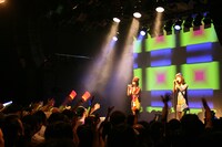 2人は高身長なため、客席後方からでもよく見える。