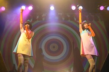 初期の“私服”で原点回帰を感じさせるパフォーマンスを見せたレナ＆リサ。