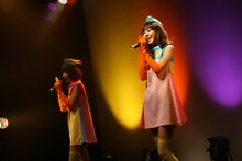 観客の熱い声援に応えるレナ＆リサ。