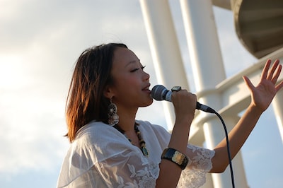 「初めてのこういう形のライブですが、呼吸もピッタリで最高です！」とバンド編成のステージを楽しんだCOMA-CHI。