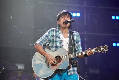 「Mr.Children STADIUM TOUR 2011 SENSE -in the field-」宮城公演で熱唱する桜井和寿。