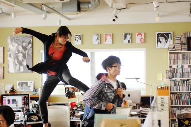 映画「モテキ」におけるナタリー編集部の様子。写真左が真木よう子演じるナタリー編集部員の唐木素子、右が森山未來演じる主人公の藤本幸世。