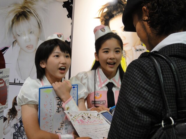 緊張しながらも真剣に自己アピールする竹内朱莉（写真左）と田村芽実（右）。