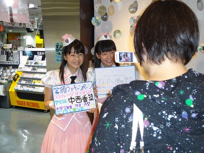 写メを撮ってもらうことに成功した中西香菜（写真左）と勝田里奈（右）。