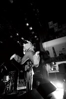 写真集「MIDNIGHT DEJAVU 10TH ANNIVERSARY at 東京キネマ倶楽部」からの1カット。