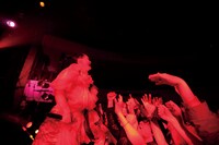 写真集「MIDNIGHT DEJAVU 10TH ANNIVERSARY at 東京キネマ倶楽部」からの1カット。