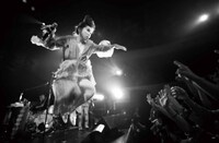 写真集「MIDNIGHT DEJAVU 10TH ANNIVERSARY at 東京キネマ倶楽部」からの1カット。