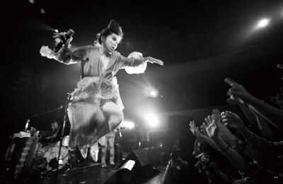 写真集「MIDNIGHT DEJAVU 10TH ANNIVERSARY at 東京キネマ倶楽部」からの1カット。