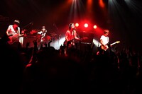 久しぶりのLIQUIDROOMで気迫に満ちたパフォーマンスを披露したNICO Touches the Walls（撮影：SO KURAMOTHI）。