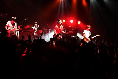 久しぶりのLIQUIDROOMで気迫に満ちたパフォーマンスを披露したNICO Touches the Walls（撮影：SO KURAMOTHI）。