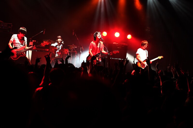 久しぶりのLIQUIDROOMで気迫に満ちたパフォーマンスを披露したNICO Touches the Walls（撮影：SO KURAMOTHI）。