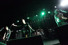 甲本ヒロト（Vo）の軽妙なMCを挟みつつ、勢いあふれるステージでフロアを熱狂させ続けたザ・クロマニヨンズ。