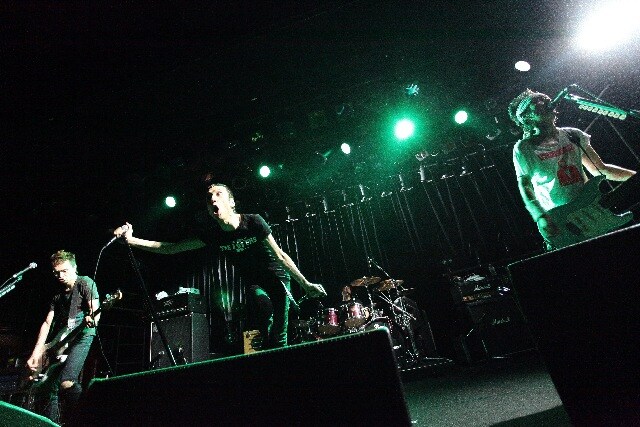 甲本ヒロト（Vo）の軽妙なMCを挟みつつ、勢いあふれるステージでフロアを熱狂させ続けたザ・クロマニヨンズ。