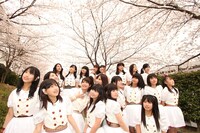 福岡市内で行われたオーディションを勝ち抜いた12～24歳までのメンバーで構成されるLinQ。グループ名は「Love in 九州」の頭文字を取ったもの。