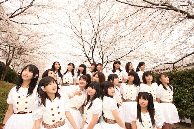 福岡市内で行われたオーディションを勝ち抜いた12～24歳までのメンバーで構成されるLinQ。グループ名は「Love in 九州」の頭文字を取ったもの。