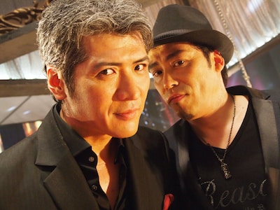 吉川晃司（写真左）と大澤誉志幸（右）。