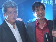 吉川晃司（写真左）と後藤次利（右）。