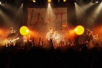 写真は9月24日に東京・LIQUIDROOM ebisuで行われた「for staying real BLUE. TOUR」ファイナル公演の様子。