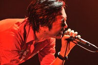 増子がMCで「暑いなー！ 誰だ、こんなふうにしないと歌えない曲作ったのは！」と逆ギレする一幕も。