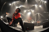 怒髪天のステージで熱唱する増子直純。