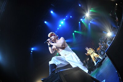 「ゆかいな仲間たち」を披露する綾小路翔（写真手前）、早乙女光（写真奥）。