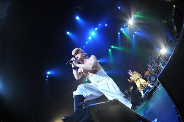 「ゆかいな仲間たち」を披露する綾小路翔（写真手前）、早乙女光（写真奥）。