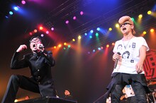 アンコールで「愛の嵐」を熱唱する増子直純（写真左）と綾小路翔（写真右）。