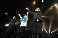 アンコール「愛の嵐」で手をつないで踊る坂詰克彦（写真左）、早乙女光（写真中央）、清水泰次（写真右）。