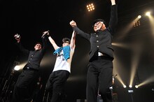 アンコール「愛の嵐」で手をつないで踊る坂詰克彦（写真左）、早乙女光（写真中央）、清水泰次（写真右）。