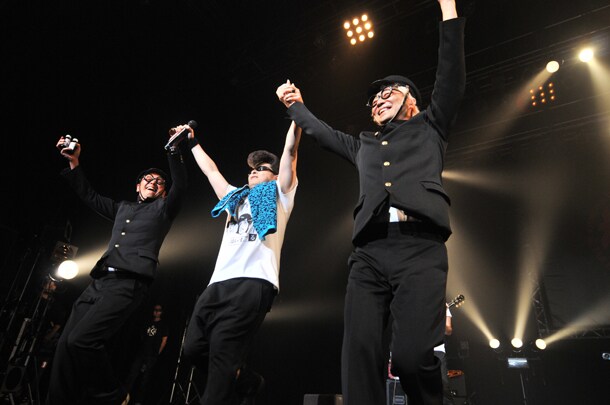 アンコール「愛の嵐」で手をつないで踊る坂詰克彦（写真左）、早乙女光（写真中央）、清水泰次（写真右）。