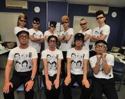 終演後の記念撮影。全員が着用しているのはマンガ家・土田世紀の描き下ろしイラストがプリントされた、この日限定のグッズTシャツ。