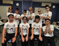 終演後の記念撮影。全員が着用しているのはマンガ家・土田世紀の描き下ろしイラストがプリントされた、この日限定のグッズTシャツ。