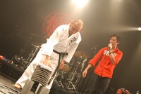 瓦割りに挑む坂詰克彦（写真左）。増子直純（写真右）は「ドラマーだから手はやばい！」と止め、頭突きでの瓦割りとなった。